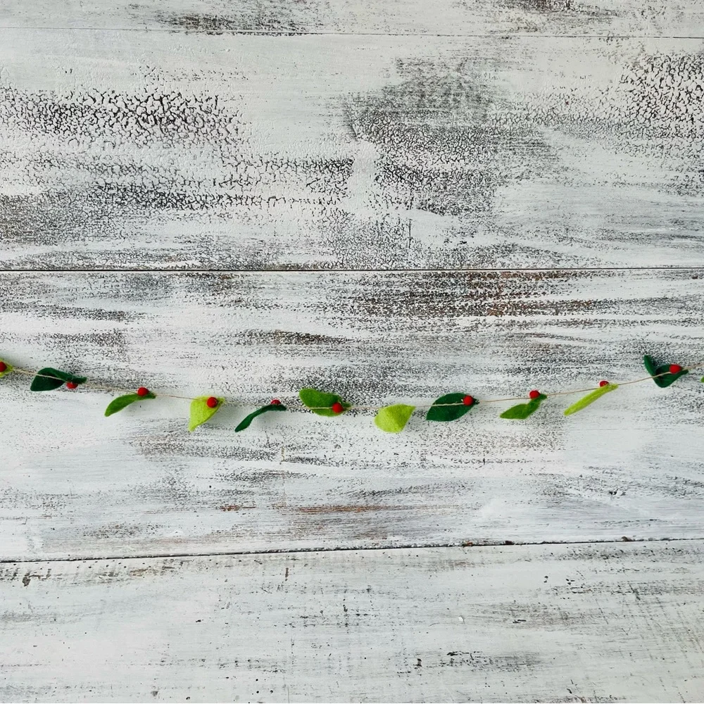 *Berry Leaves Felt Garland